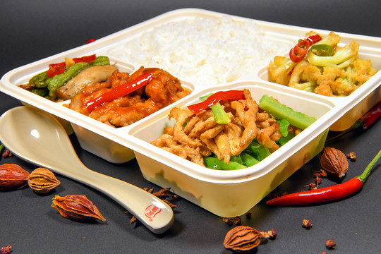 快餐盒飯 便利與穩(wěn)健之間的餐盤(pán)選擇